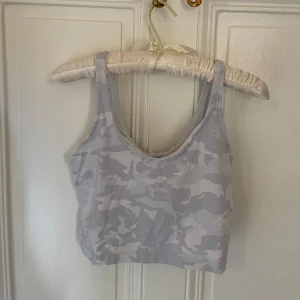Lululemon ”Align Tank” - Jättecool sporttopp från lululemon, kallad ”align tank”! 🤍 Använt ett fåtal gånger, jättefint skick! 💌