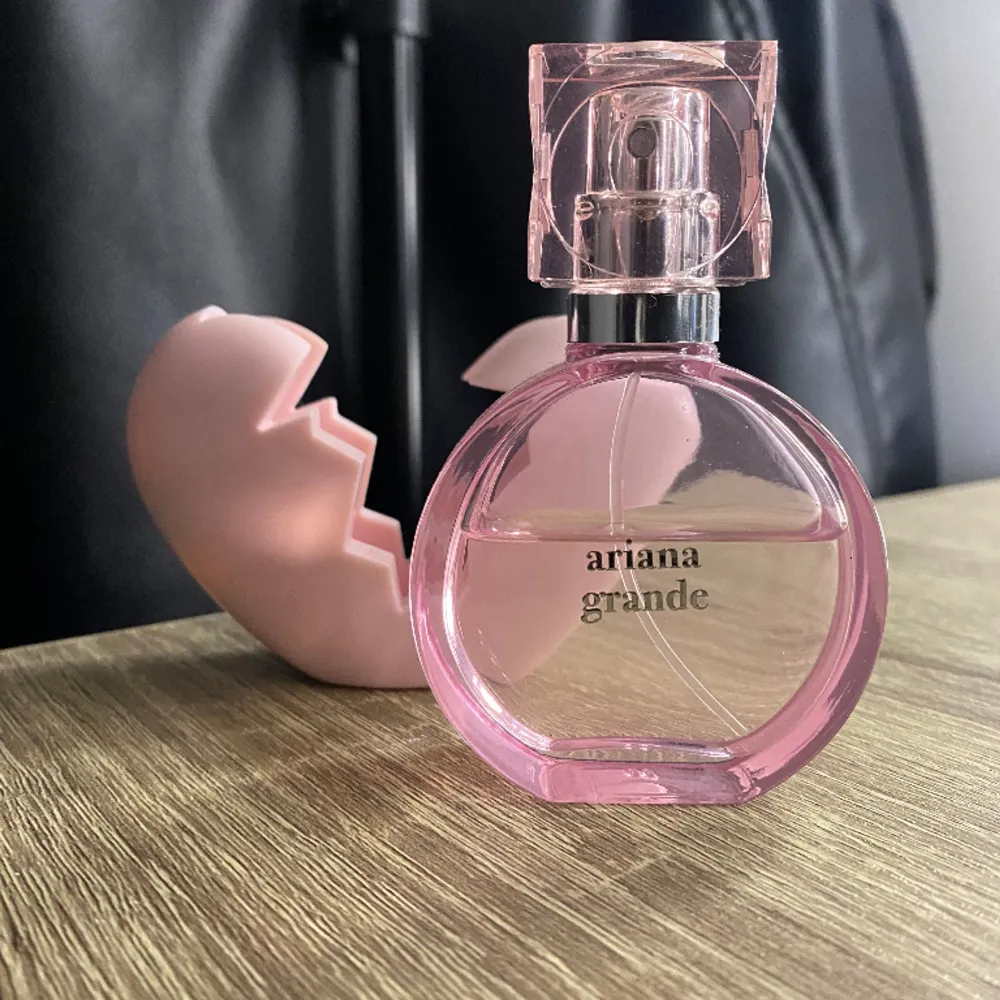 Ariana Grande parfym som har använts fåtal gånger. Ungefär hälften av parfymen är kvar. Luktar fräscht och håller länge på. Säljer eftersom jag har köpt en ny. 💗. Övrigt.