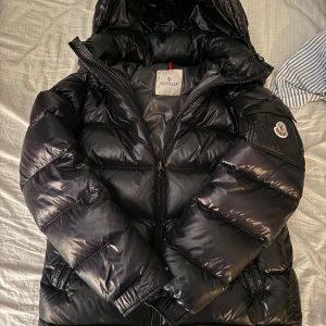 Moncler Maya  - Säljer nu min moncler maya jacka i färgen svart. Sparsamt använd och fint skick. Mindre defekter finns. Storlek 3 som motsvarar M.  Skickar gärna med Postnord eller möts upp i Karlstad. Äkthetsbevis osv skickas privat.  Retail pris 15.500kr.