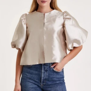 By malina blus - Säljer min helt nya  Cleo blus från by malina. Hann ej returnera. Nypris 2200kr💕💝