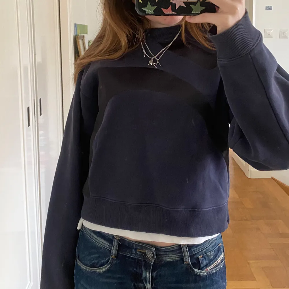 Så najs mörkblå sweatshirt med coola svarta detaljer från acne. Knappt använd🥰🥰. Tröjor & Koftor.