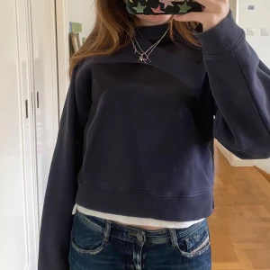 Acne tröja - Så najs mörkblå sweatshirt med coola svarta detaljer från acne. Knappt använd🥰🥰