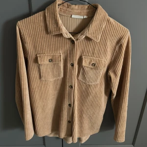 Beige tröja - Säljer en beige tröja med knappar från Kappahl, jätte skön, hör av dig om du är intresserad😉