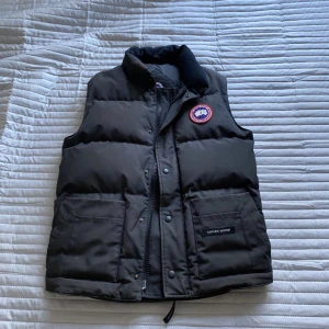 Canada goose väst - Canada goose väst nyskick inget fel med den. Pris kan diskuteras vid snabb affär!!