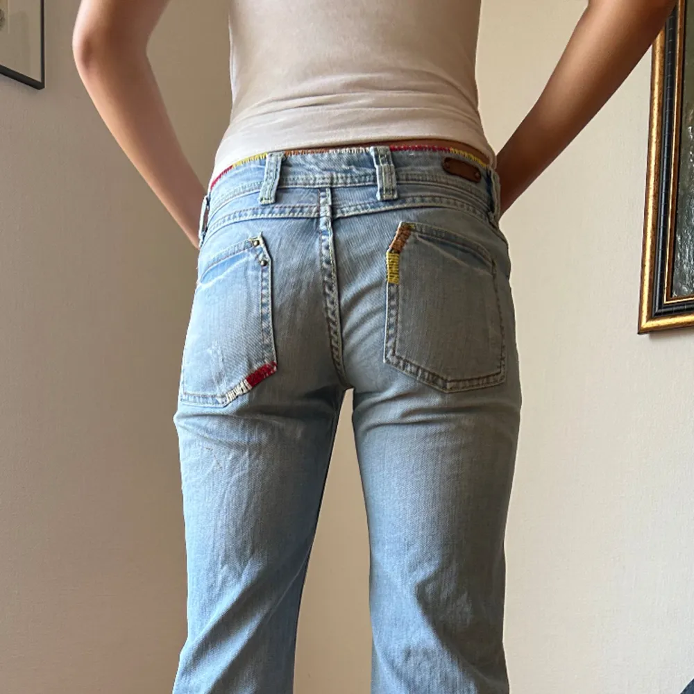 Jeans med snygga färg detaljer. Skriv för mått eller flera bilder!!. Jeans & Byxor.