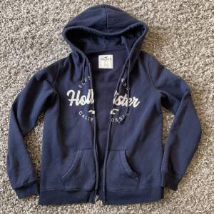 Marinblå zip-hoodie från Hollister💗, den är använd men i bra skick!