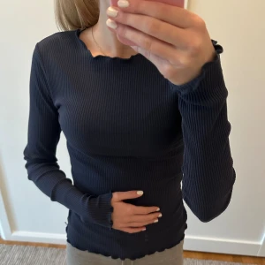 Fin topp💕 - Superfin mörkblå topp i tunnare material, nyskick inga tecken på användning💕