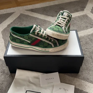 Gucci skor - Hej! Säljer dessa dunderfeta Gucci skor. Just denna sko är ganska ovanlig. Skick 8/10 lite smutsiga men det fixar jag såklart. Passar perfekt nu till våren. Skriv ifall ni har några frågor!