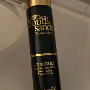 Brun utan sol från bondi sands ”LIQUID GOLD” Ger en super fin ”tan” med coconut scent 🤎 🥥 