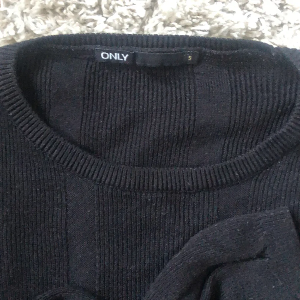 En svart stickad tröja med relativt tunt material. Från ONLY😊. Tröjor & Koftor.