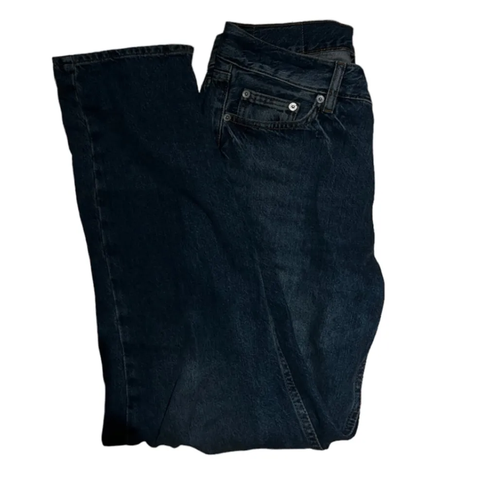 Blå sweet sktbs jeans i storlek 28. Modellen sweet loose. Fint skick och inga slitage. Tar swish! Skriv om du har ytterligare frågor eller vill köpa👍. Jeans & Byxor.