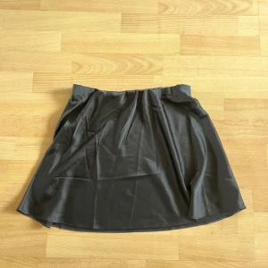 Kjol - Ginatricot - Kjol från Ginatricot i storlek 38 (lite stor i storleken).