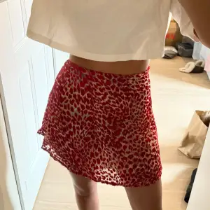 En röd leopard kjol köpt från Showpo i storlek S. Knappt använd och i bra kvalite!  Säljs för 80kr💕
