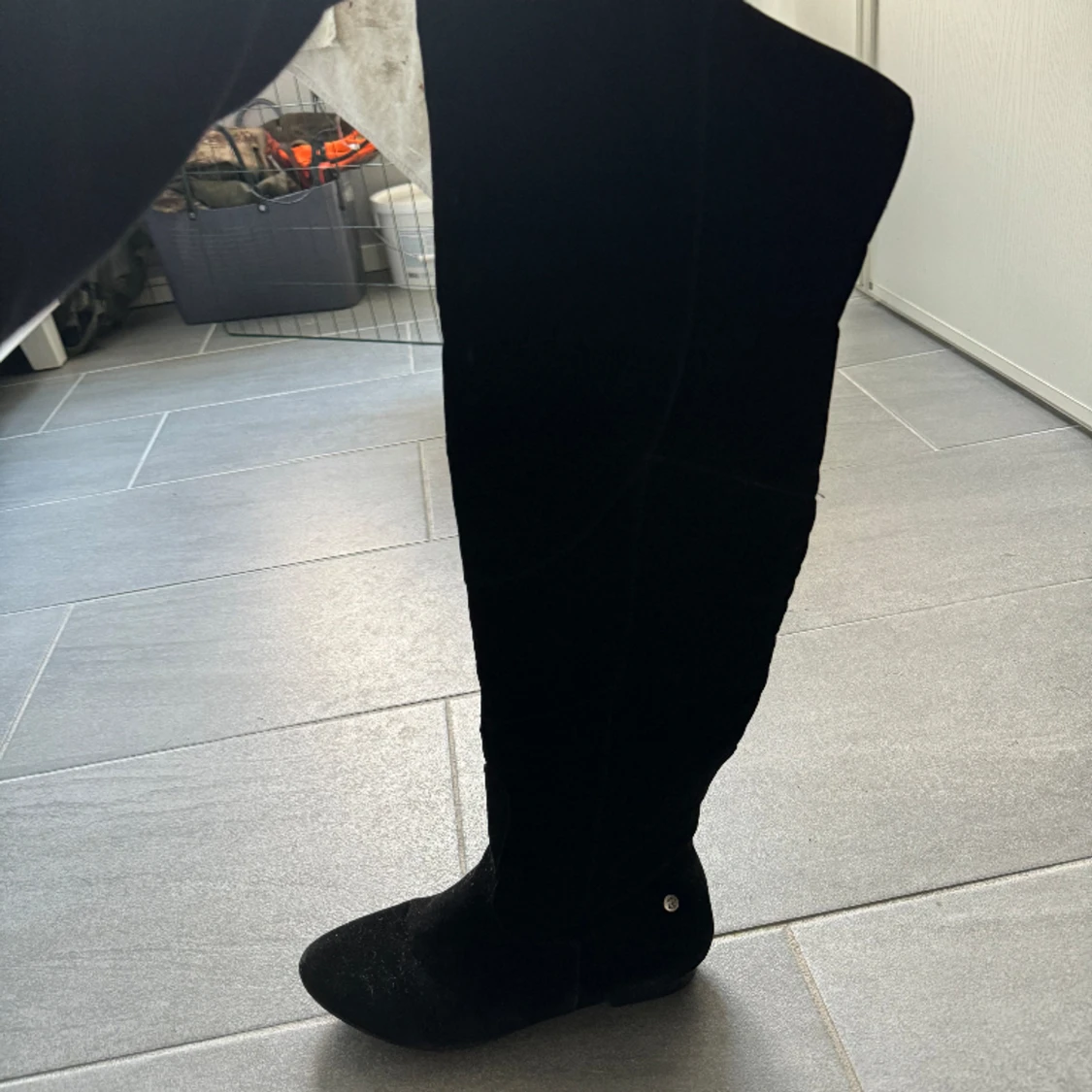 Höga stövlar i mocka 