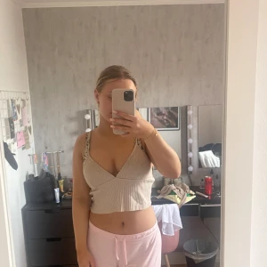 Croppad topp - Aldrig använd, jättebra skick men lite låna band