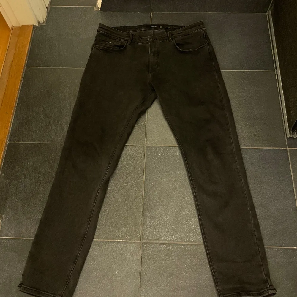 Feta Massi Modutti jeans utan skador med grym kvalitet. Säljer då jag har tröttnar på dom och inte kommer till användning. Skön passform. Är 190 och passar bra. Fraktar spårbart via Postnord eller Instabox. Skriv vid funderingar😊. Kengät.