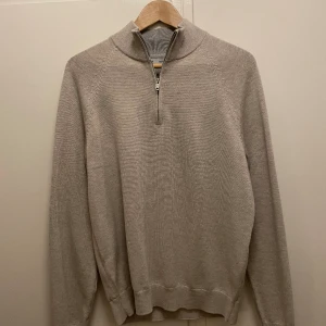 Mango man halt zip - Säljer nu min mango man halt zip som är är köpt i Spanien för 600 mitt pris 300 storlek S sitter lite stort i storleken hör av er vid frågor eller funderingar 