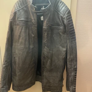 Läder jacka - Bra skick fast har trasig dragkedja