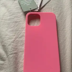 Säljer dehär jättefina helt nya rosa mobilskalet för en iPhone 12❣️råkade nämligen köpa för fel mobil så jag kan inte använda det! Nypris är 79 kr
