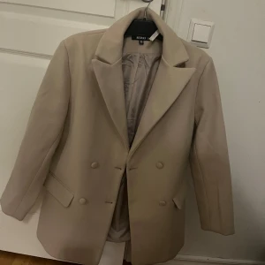 Beige kavaj  - Beige kavaj/jacka  Knappt andvänd 