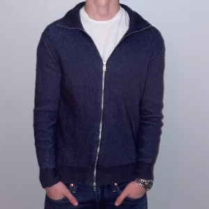 Blå stickad fullziptröja - Blå Marc O’Polo zip. Kvalite 9,5/10 knappt använd. Storlek M men är liten så är som S. Nypris: 1899. DM om du undrar något🕺💸