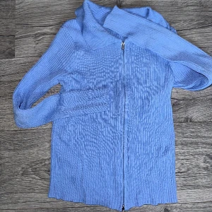 Stickad tröja  - Blå färg storlek M. 