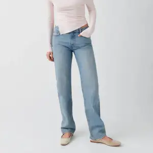 Straight leg jeans från gina tricot🥰Byxorna är något mörkare än på bilden☺️Ny pris 499 kr Mitt pris 300 kr Kan tänka mig att sänka priset något vid snabb affär💓