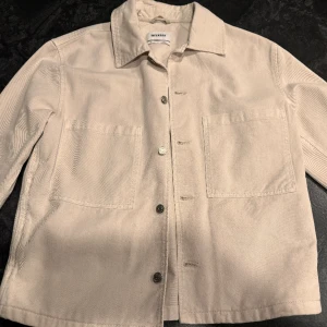 Oanvänd overshirt!  - Hej,   Det här är en väldigt fin overshirt som är helt oanvänd, från weekday. Den är då i perfekt skick och passformen är mer boxig och lite cropped, likt carhart jackor. Passar både S och M. Hojta till vid intresse! 