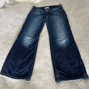 Lågmidjade raka jeans från lee i modellen Avolon, w26 l31. Midjemått 78cm innerbenslängd: 77cm  Jättebra skick