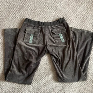 Juicy couture byxor  - Vintage juicy couture byxor köpta på sellpy💕 Lite slitna men inget man tänker på när man har dom på sig💕 Kan skicka fler bilder vid intresse💕