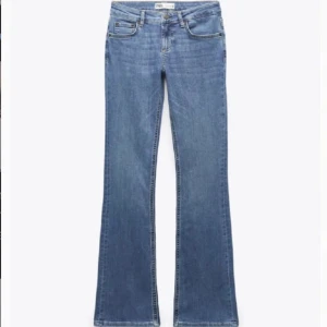Low waist bootcut jeans Zara - Säljer den här fina jeansen som är på en jättebra skick. Har använt få gånger!  