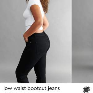 Low Waist bootcut jeans i svart från Gina. Använd fåtal gånger och köptes för 2 månader sen. Säljer eftersom dom är för stora för mig nu. 