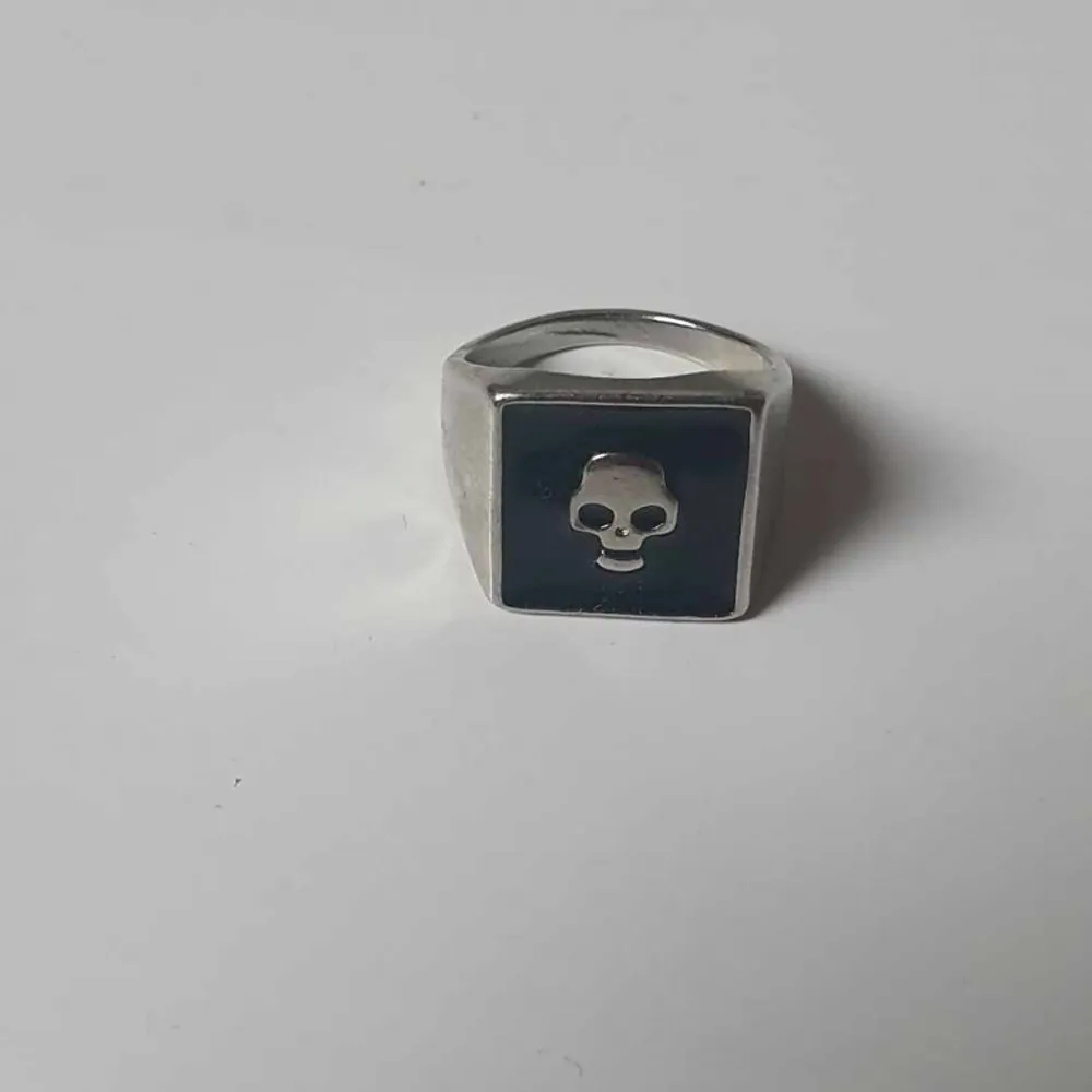 Säljer denna ring som jag aldrig använt. Storlek är 20mm i diameter. Hör gärna av dig för mer information!. Asusteet.