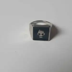 Säljer denna ring som jag aldrig använt. Storlek är 20mm i diameter. Hör gärna av dig för mer information!