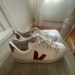Veja sneakers - Veja skor i storlek 39! Säljer för att jag har ett par likadana fast i annan färg som jag använder mer än dessa 🙌🏻 Nypris är 1700, jag säljer för 1000!! Hör av er vid intresse 🤌🏼