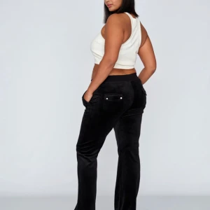 Juicy byxor - Säljer mina byxor då dom inte kommer till användning längre, storlek m och dom är i bra skick, billigare pris vid snabb affär☺️