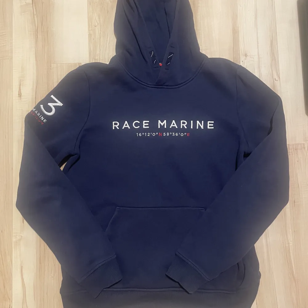 Fin mörkblå hoodie från Face Marine. Köptes för 499 kr och har inte kommit så mycket till andvänding och darför säljer. Har en liten fett fläck i mitten på tröjan se sida 2 men syns knappast.. Hoodies.