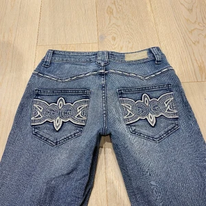 lågmidjade bootcut jeans med snygga detaljer💕 - midja 38 cm rakt över plus stretch o innerben 80 cm ja e 170 för referens 