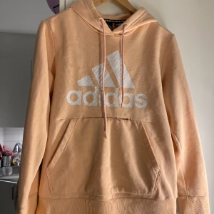 ADDIDAS HOODIE - Oanvänd addidas Hoodie pga gått ner i vikt . Storlek M