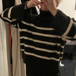 Stickad tröja  - Snygg randig stickad tröja från zara i storlek S. Använd men i bra skick!🥰