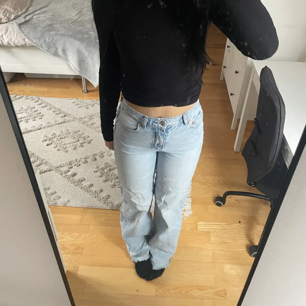 Säljer dessa fina jeans från Gina då de tyvärr inte kommer till användning längre. Endast använda fåtal gånger! Midjemått: 33cm Innerbenslängd: 82cm🌼. Jeans & Byxor.