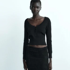 Svart topp - Jätte söt svart topp från zara! Använd endast en gång, därav i gott skick. Skulle säga att det är en S trots att det står M på lappen. 💕