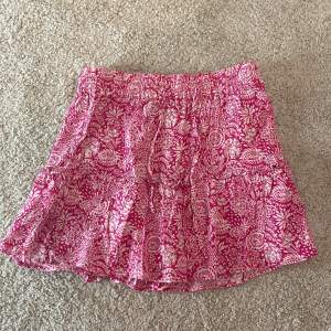 Rosa mönstrad kjol i rosa💓 Säljer den då den inte längre kommer till användning! Den passar perfekt nu till våren eller sommaren😇😇