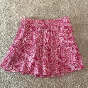 Rosa mönstrad kjol i rosa💓 Säljer den då den inte längre kommer till användning! Den passar perfekt nu till våren eller sommaren😇😇