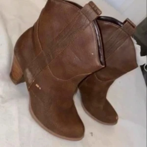 Klackskor - Bruna klackskor i använt skicka om du kan se på bilden. 