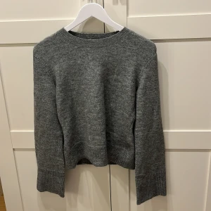 Stickadtröja - Finstickad tröja, använd en gång🩷 pris går att diskutera & säljer likadan fast i krämvit som finns inne på min profil💕