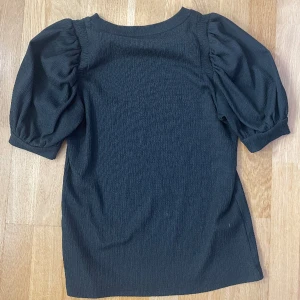 Blus med puffärm - Säljer denna fina t shirt med puffärm💕 Väldigt bra skick, köpt på cubus💕