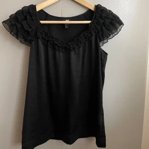 Topp med volang  - En jättefin topp med volang💗