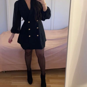 Svart blazer klänning - Svart blazer klänning, använd en gång! Storlek S! Så klassisk o elegant 