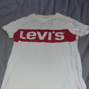 Levis t-shirt - En levis t-shirt i storlek 14 years som motsvarar storlek 160, med en liten fläck på tröjan som säkert går bort i tvätten